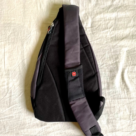 💕Swiss Gear, Multi-Section Crossbody Triangle Sling Bag - Picture 2 of 10